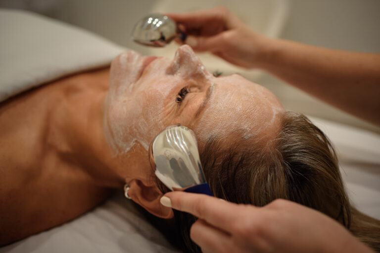 Facial Massage Cryo